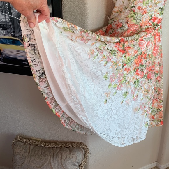 GABBY SKYE retro floral lace dress, sleeveless, white base Back zip. 12 - Picture 8 of 17
